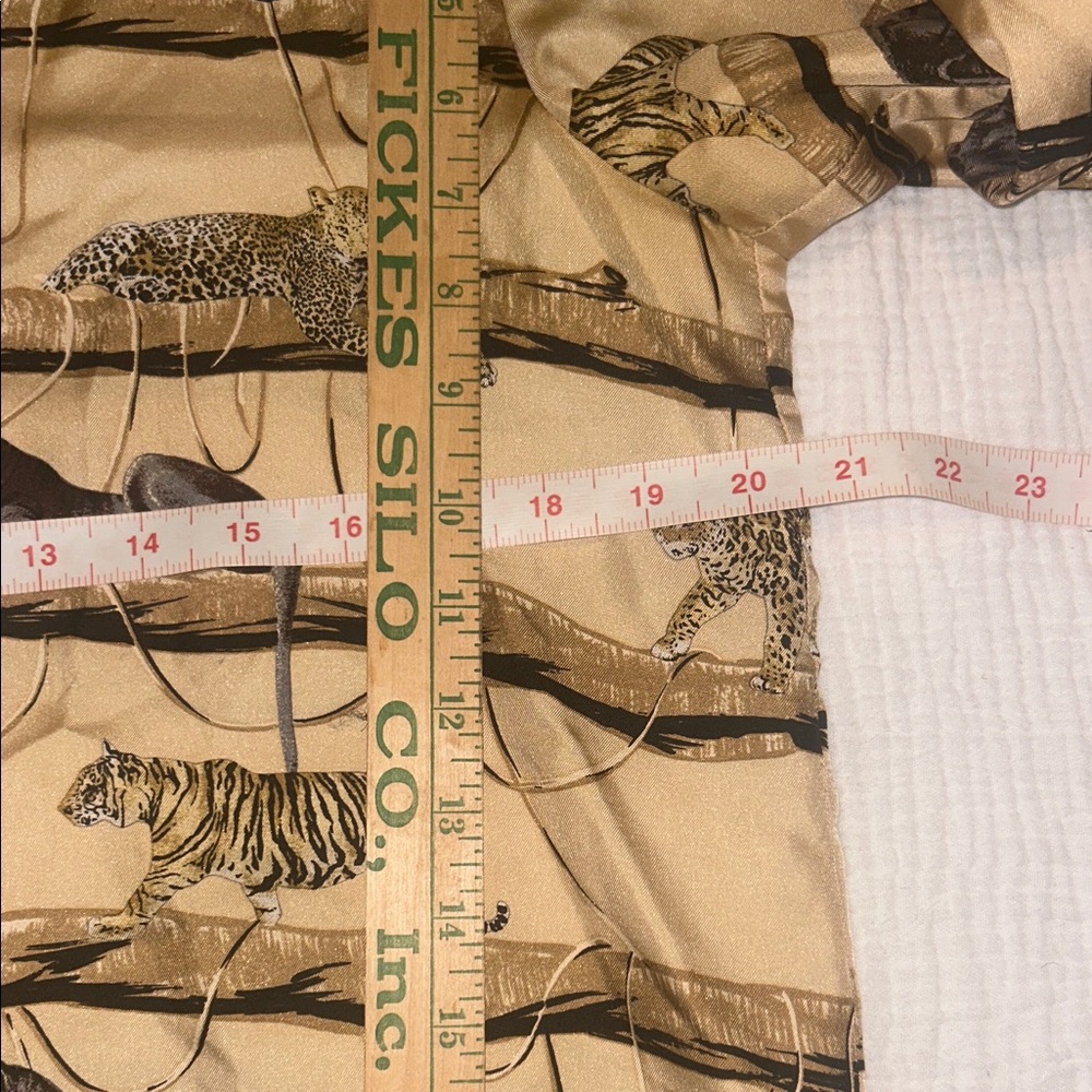 VTG Women’s Animal Print Blouse Size 8 Tan Long Sleeve Panther Cheetah Silk - Picture 14 of 16